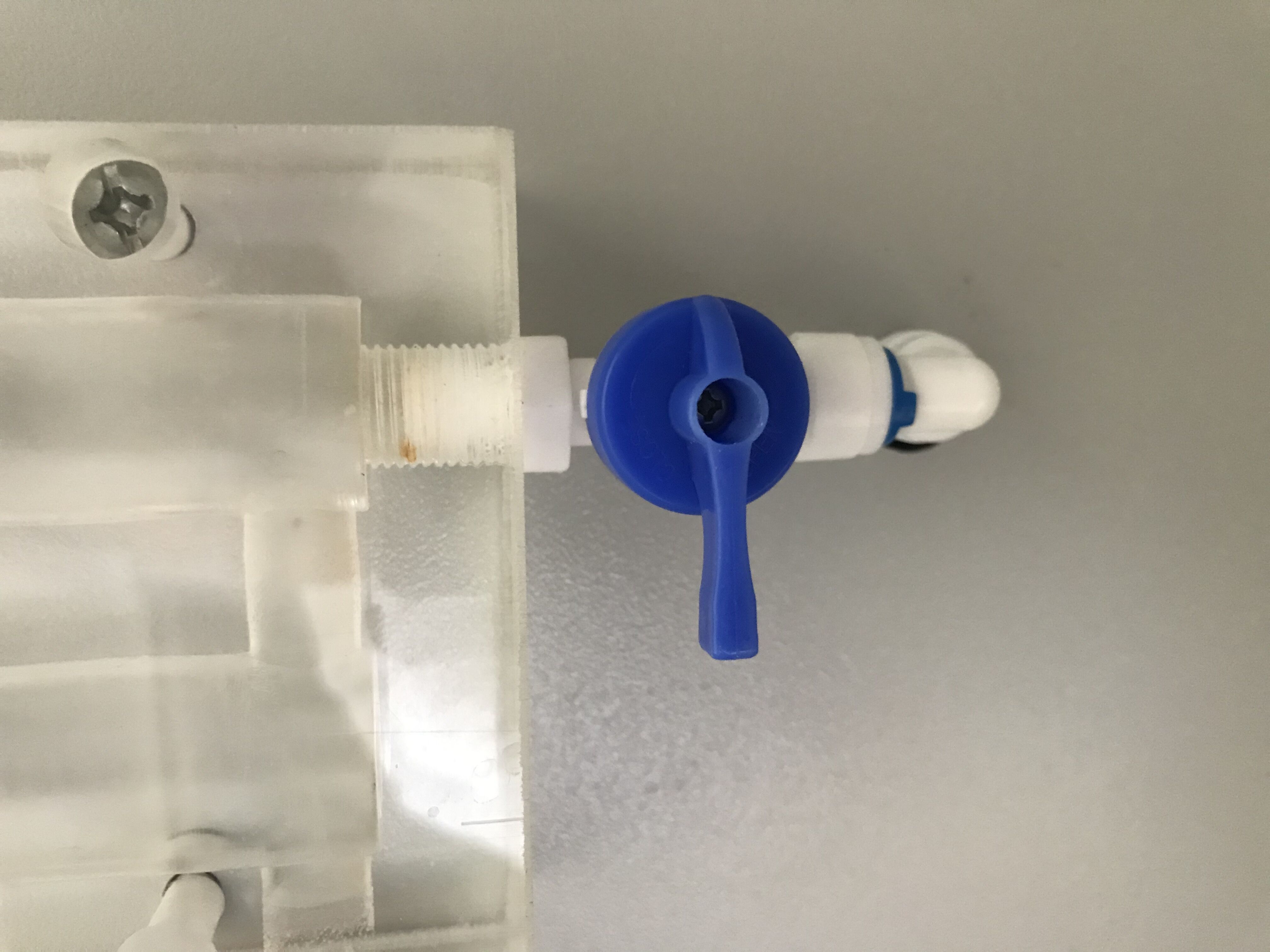 定期維護(hù)的水質(zhì)在線(xiàn)分析儀器閥門(mén)